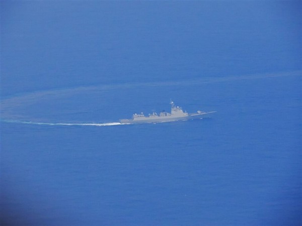 A Chinese naval destroyer tracked near Taiwan (Photo/CNA Taiwan)