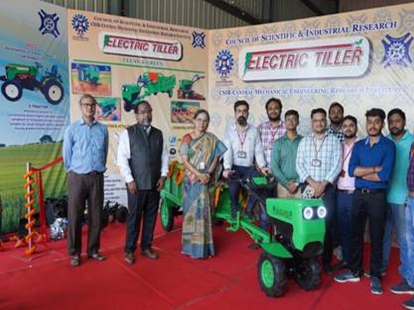 Dr N Kalaiselvi, DG, CSIR, Dr N C Murmu, Director, CSIR-CMERI and staff at the Electric Tiller launch (Photo source/PIB)
