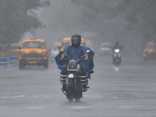 Commuters pass on a road in Kolkata amid rain as Cyclone Remal approaches  (Photo/ANI)