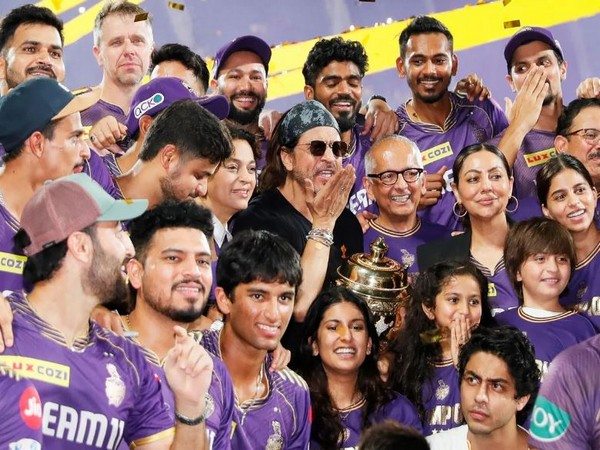Shah Rukh Khan, Gauri Khan, Juhi Chawla, KKR team (Image Source: IPL)