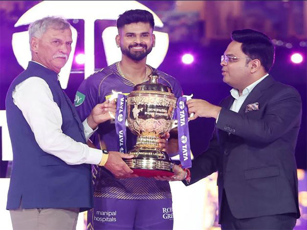 Shreyas Iyer getting the IPL trophy from BCCI Secretary Jay Shah and president Roger Binny. (Photo- IPL)