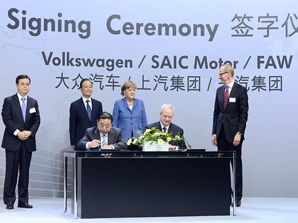 Volkswagen's CEO and President of SAIC sign contracts to build a new car plant in the western province of Xinjiang (Photo/Reuters)