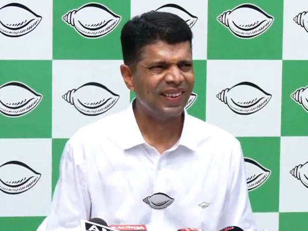 The 5T chairman and the BJD leader, VK Pandian (Photo/ANI)