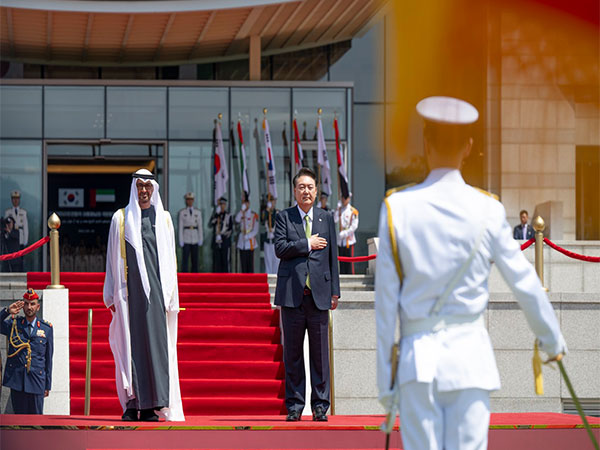 UAE President Sheikh Mohamed bin Zayed Al Nahyan (left), South Korean President Yoon Suk Yeol (Image Credit: X/@MohamedBinZayed)