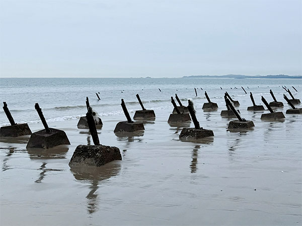 Anti-landing barricades are pictured on a beach in Kinmen Island (Photo/Reuters)