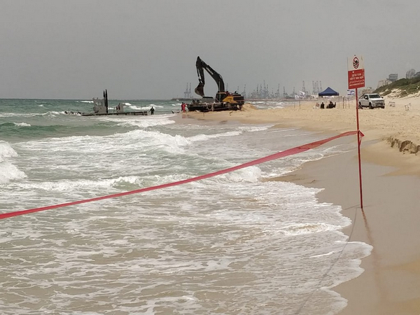 In Ashdod, workers recover part of a US Navy pier (Photo/TPS)