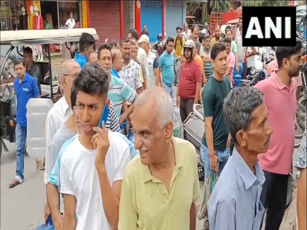 Siliguri water woes: People stand in long queues (Photo/ANI)
