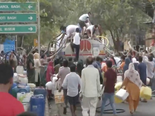 Residents of Delhi's Sanjay Camp make a beeline for Water (Photo/ANI)