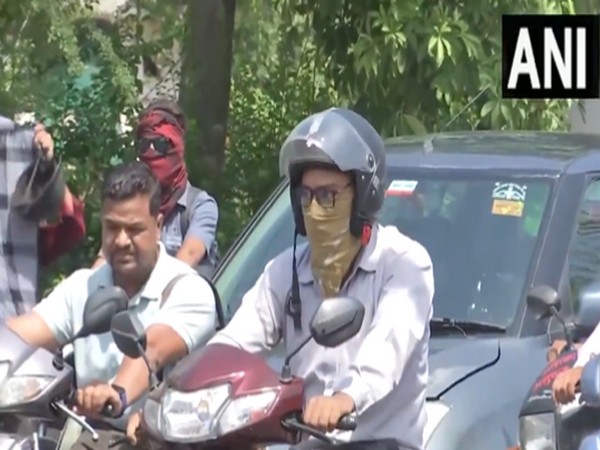 Bhopal's resident brave the heat (Photo/ANI)