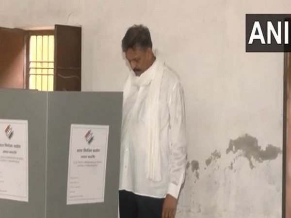 SP's Lok Sabha candidate from Ghazipur, Afzal Ansari casts his vote (Photo/ANI)