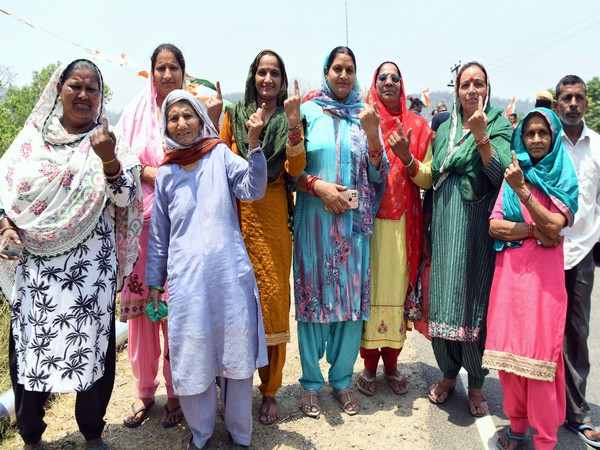 Women voters show their ink marked finger in Hamirpur (Photo/ANI)