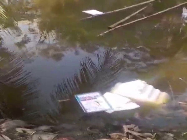 Mob loots EVM, throws VVPAT machine in pond in West Bengal (Photo/Screenshot from viral video)