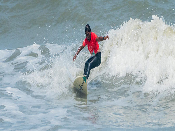 Kamali Moorthi in action during day-2 of Indian Open of Surfing (Image: SFI)