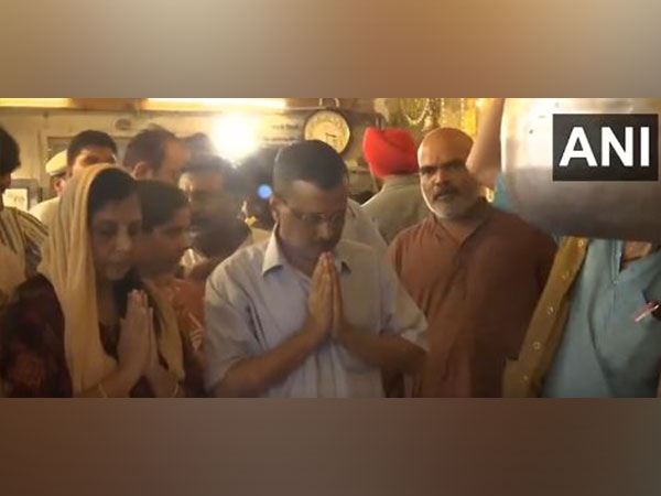 Delhi Chief Minister and Aam Aadmi Party supremo Arvind Kejriwal and his wife Sunita Kejriwal (Photo/ANI)