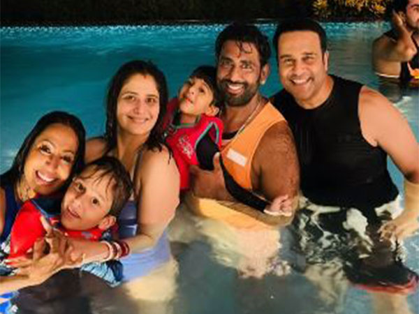 Arti Singh, Krushna Abhishek with family (image source: instagram/artisingh5)