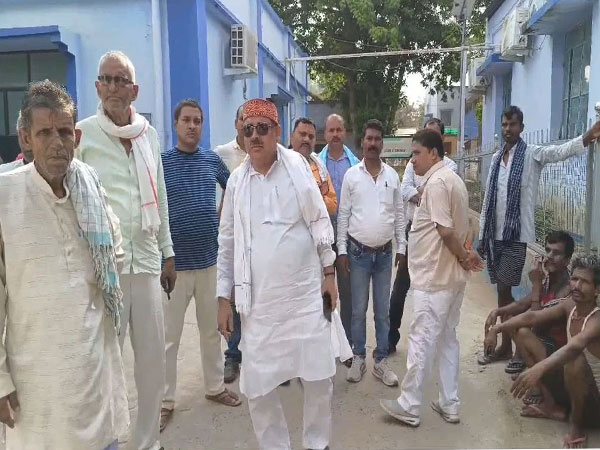 JDU leaders at the house of Anil Kumar (Photo/ANI)