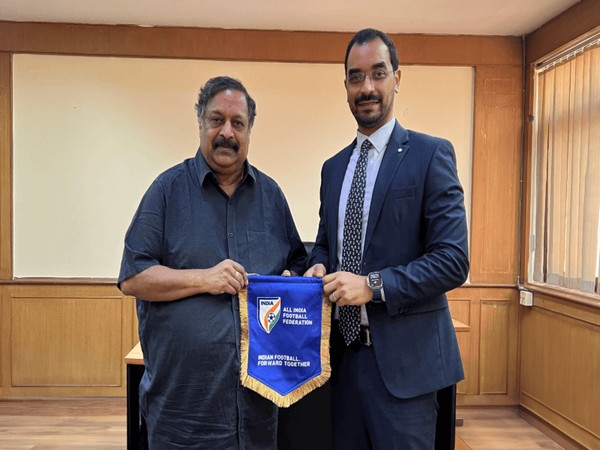  M Satyanarayan (L) and Nawaf Al Duwaisan (R).  (Photo: AIFF)