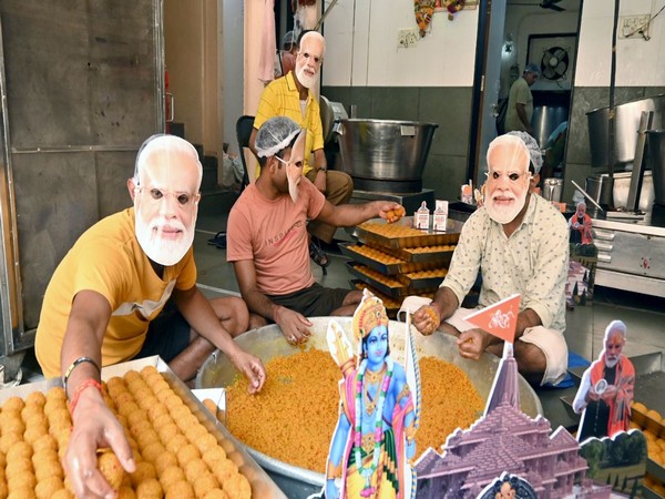 Bharatiya Janata Party supporters preparing sweets (Photo/ANI)