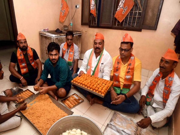 BJP workers preparing sweets (Photo/ANI)