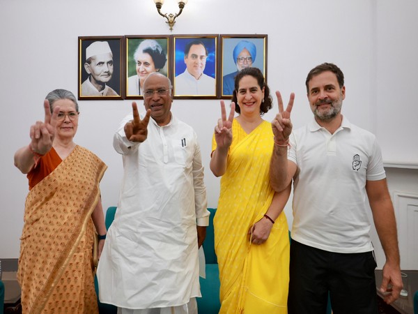 Congress President Mallikarjun Kharge with leaders Rahul Gandhi, Priyanka Gandhi and Sonia Gandhi (Photo: X @INCIndia)