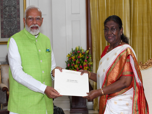 Prime Minister Narendra Modi with President Droupadi Murmu (Photo: X @rashtrapatibhvn)