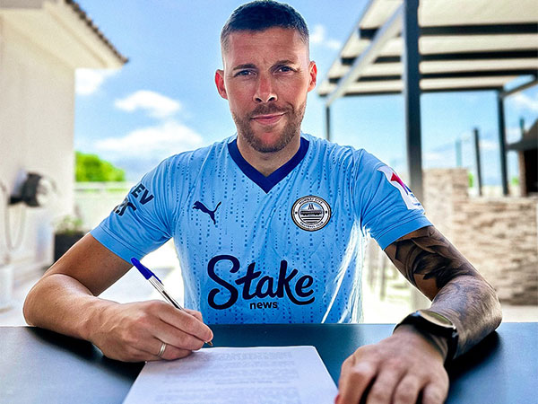 Jose Luis Espinosa Arroyo penning extension with Mumbai City FC (Image: Mumbai City FC)