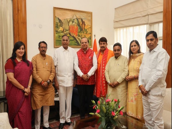 Newly elected Members of Lok Sabha from Delhi with LG VK Saxena (Photo/@RajNiwasDelhi)