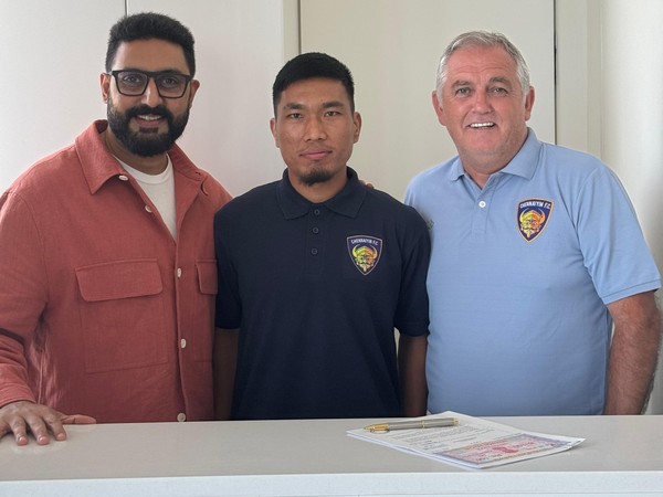 PC Laldinpuia (In centre) with Chennaiyin FC owner Abhishek Bachchan (Image: Chennaiyin FC)