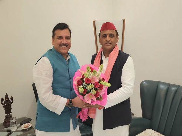AAP leader Sanjay Singh with Samajwadi Party chief Akhilesh Yadav (Photo/ANI)