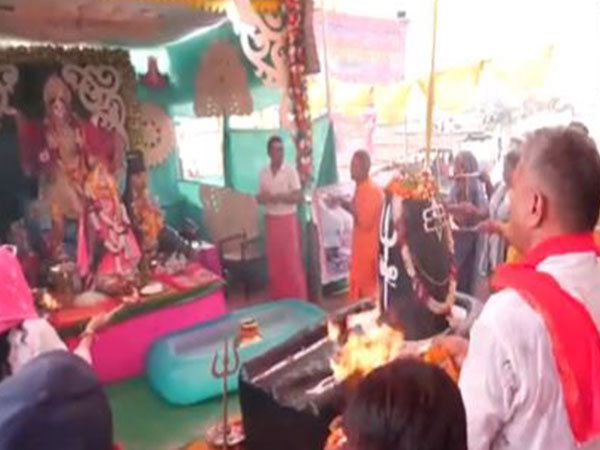Modi's supporters offer prayers in UP's Prayagraj ahead of his oath as PM for third time (Photo/ANI)