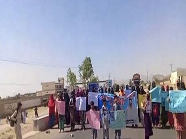 Family of enforced disappearance victim Anis Baloch hold a protest at the Karachi-Quetta highway (Screengrab of video posted by Mahrang Baloch on X)