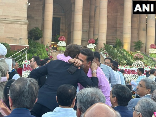 SRK, Akshay Kumar at Rashtrapati Bhavan (Image source/ANI)