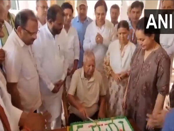 Lalu Prasad Yadav celbrating his birthday