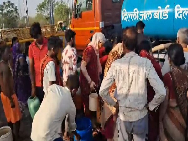 Crowd spotted in Geeta Colony for fulfilling their water needs. (Photo/ANI) 