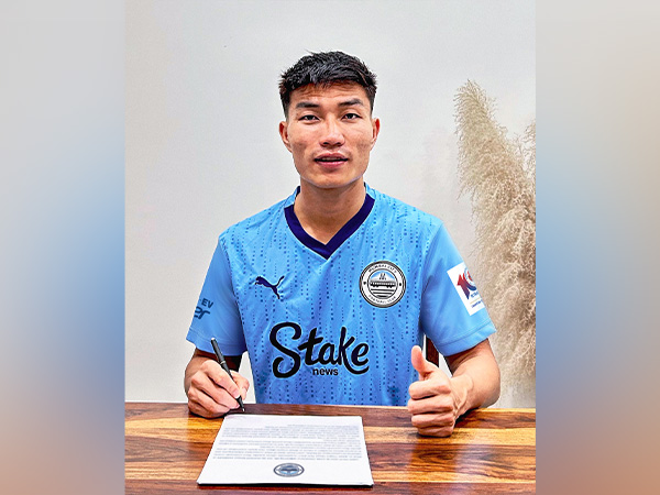 Hmingthanmawia Ralte known as Valpuia signing a deal with Mumbai City FC (Image: Mumbai City FC media)