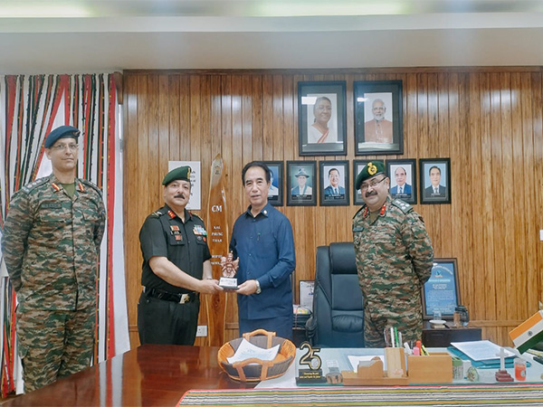 National Cadet Corps (NCC), Gagan Deep with Chief Minister of Mizoram Lalduhawma (Photo/ANI)