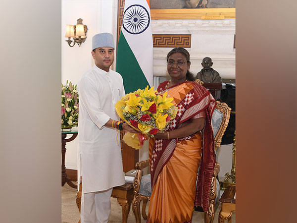 Union Minister Jyotiraditya Scindia with President Droupadi Murmu. (Photo/ANI)