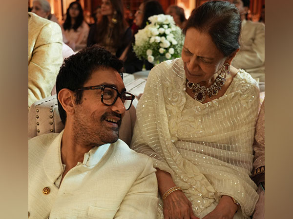 Aamir Khan with mother Zeenat Hussain (Image Source: Aamir Khan's team)