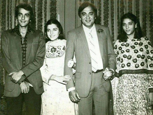Actor Sanjay Dutt and his family (Image source:Instagram)