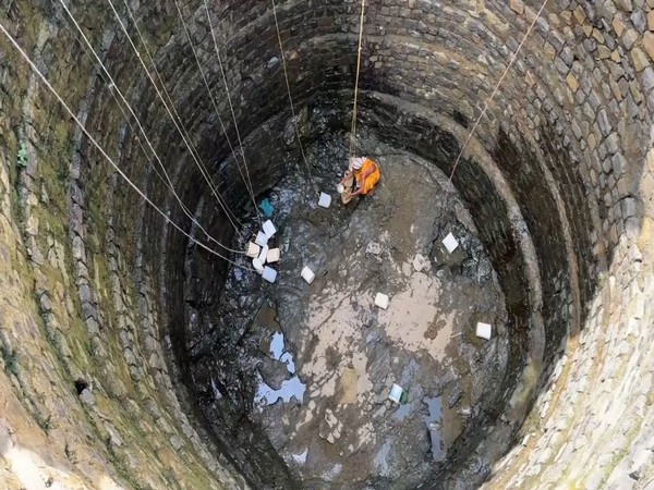 Nashik village faces an acute water crisis, locals forced to enter pits to fetch water (Photo/ANI)
