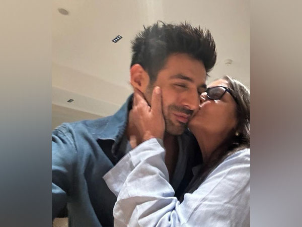 Actors Kartik Aaryan and Shabana Azmi (Image source: Instagram)