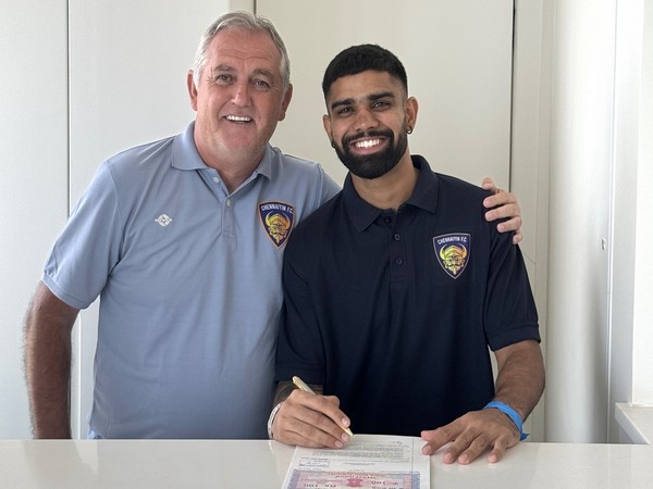 Chennaiyin FC head coach Owen Coyle (L) along with forward Gurkirat Singh (R). (Photo: CFC)