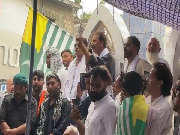 Shaukat Nawaz Mir addressing the locals in Kotli. (Photo: JKJAAC)