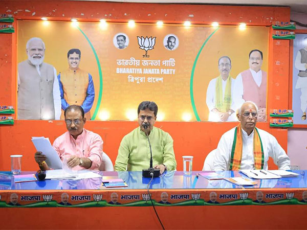 Tripura Chief Minister Manik Saha (Centre) (Photo/ANI)