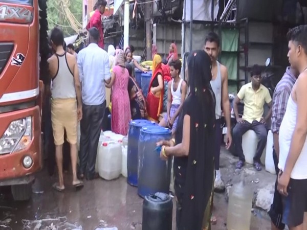Visuals of people collecting water from tankers in Okhla area (Photo/ANI)