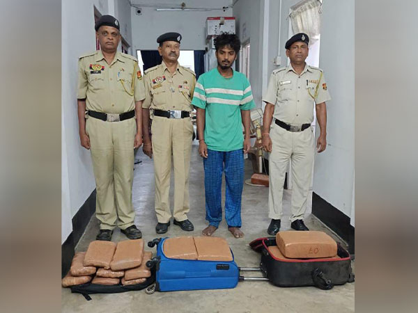 Agartala RPF apprehended a drug peddler (Photo/ ANI) 