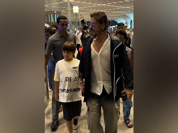 Superstar Shah Rukh Khan and son AbRam (Image source: ANI)