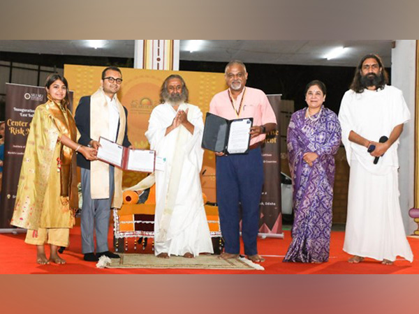 L-R: Kosha Parekh-COO & Hersh Shah-CEO, IRM India; Gurudev Sri Sri Ravishankar, Dr Biplab Biswal-Dean FMS, Prof. Rajita Kulkarni-President & Swami Satya Chaitanya-Director Operations, SSU