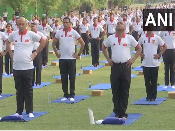 Union Defence Minister Rajnath Singh (left) perform Yoga on occasion of International Day of Yoga. (Photo/ANI)