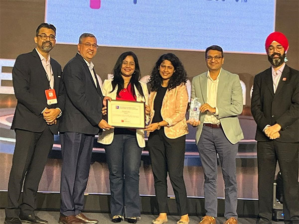 Manish Jain, Country Managing Director, Experian India, and Team Experian India receiving “India’s Great Mid-size Workplaces: Top 50” by GPTW award